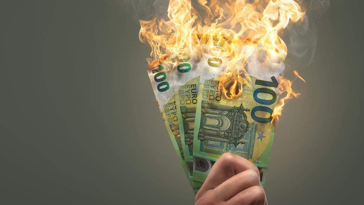 Several hundred euro notes on fire